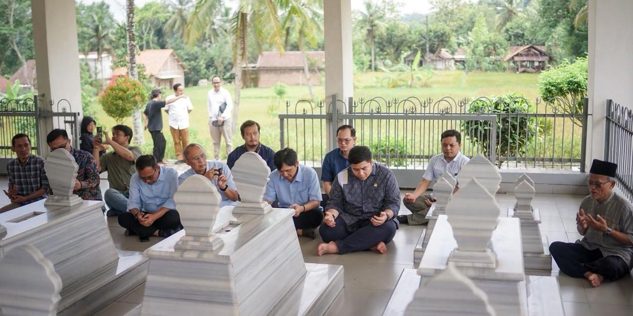 Kawendra DPR Ziarah Ke Makam Margono Djojohadikusumo