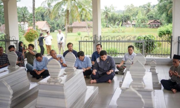 Kawendra DPR Ziarah Ke Makam Margono Djojohadikusumo