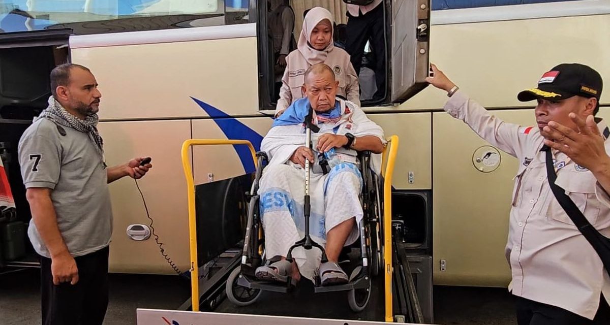 Bantuan Bus Hidrolik Bagi Lansia Saat Jalani Umrah Di Tanah Suci