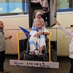 Bantuan Bus Hidrolik Bagi Lansia Saat Jalani Umrah Di Tanah Suci