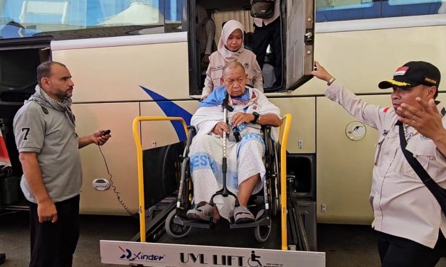 Bantuan Bus Hidrolik Bagi Lansia Saat Jalani Umrah Di Tanah Suci