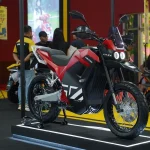 Kendaraan Listrik Efisiensi Biaya Transportasi Dampak Konflik