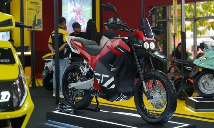 Kendaraan Listrik Efisiensi Biaya Transportasi Dampak Konflik